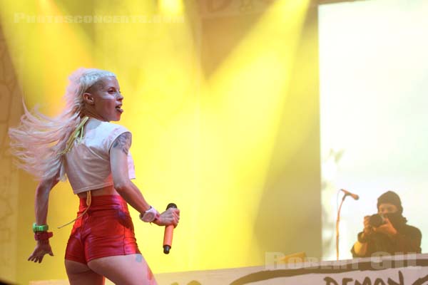 DIE ANTWOORD - 2015-07-05 - BELFORT - Presqu'ile du Malsaucy - Anri du Toit [Yolandi Visser]